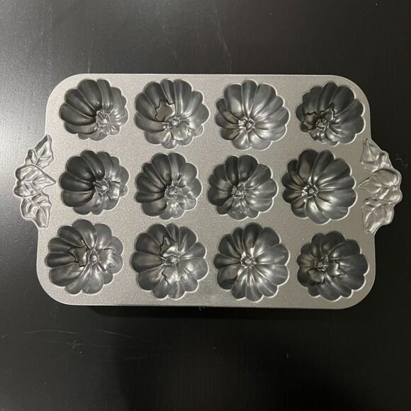 Nordic Ware Cast Aluminum Nonstick Pumpkin Patch Baking Cakes Muffins Pan - Picture 3 of 6